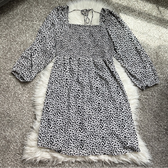 A Pea in the Pod | Smocked Babydoll Maternity Dress Daisy Floral Print - Picture 1 of 9